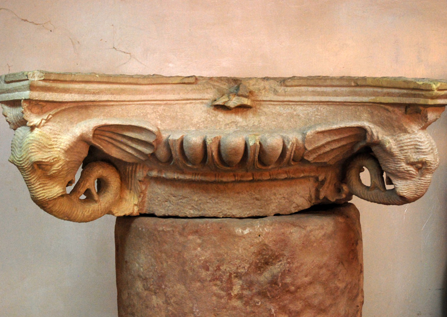 Kapitel dekorowany głowami słoni. Muzeum Archeologiczne w Petrze